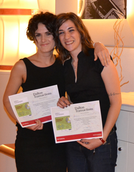 Blerina Gjoka(左)和Daniela eri(右)在X公司g.i.c.o赢得道尔顿交易海报奖后