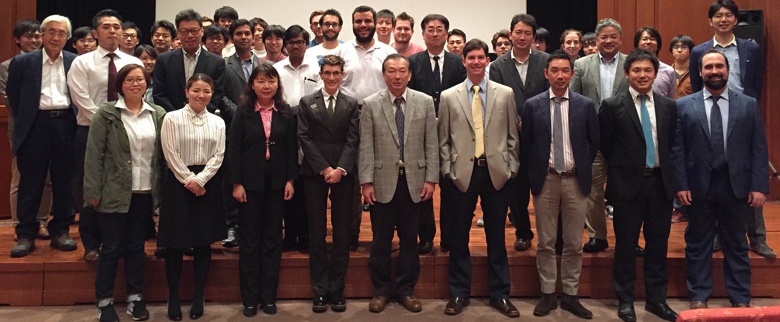10月26日：大阪大学，由Shinobu Itoh教授主持的研讨会（前排，极右图：道尔顿交易执行编辑，Andrew Shore。第二排，第二个左：RSC日本代表Hiromitsu Urakami）