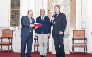 An image showing Professor Martín Resano being awarded the Bunsen-Kirchhoff Preiss