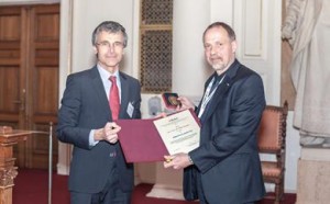 Professor Detlef Günther being awarded with the Emich Badge